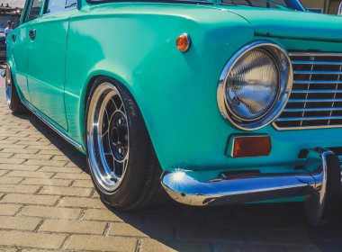 Stence kültürü. Küçümsenmiş mavi araba. Akort. Lastikler şık tekerlekler üzerinde. 