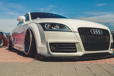 Stence kültürü. Spor beyaz arabalar. Akort. Lastik lastikler şık. Küçümsenmiş