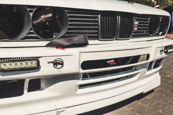 白い車のフロントバンパーをドリフト スポーツカー チューニング — ストック写真
