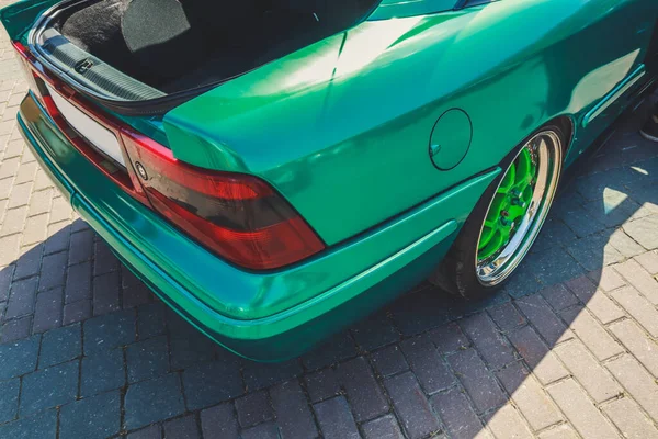 Culture Stence Voiture Verte Tuning Caoutchouc Sur Roues Élégantes Voitures — Photo