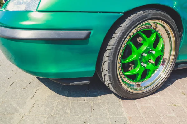 Kultura Stence Sportuje Zielony Samochód Dostrajanie Guma Stylowych Kołach Niedoceniane — Zdjęcie stockowe
