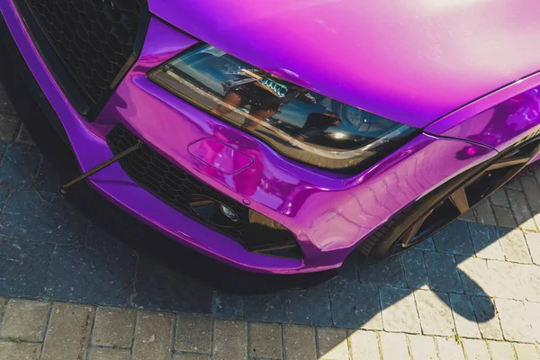 スタンスカルチャー 紫の車だ チューニング スタイリッシュな車輪の上のゴム 過小評価 — ストック写真