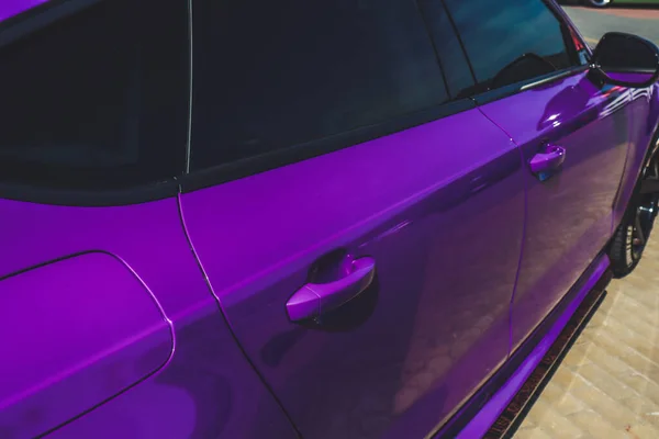 斯坦斯文化 跑车紫色 调音橡胶在时髦的车轮上 百万美元 — 图库照片
