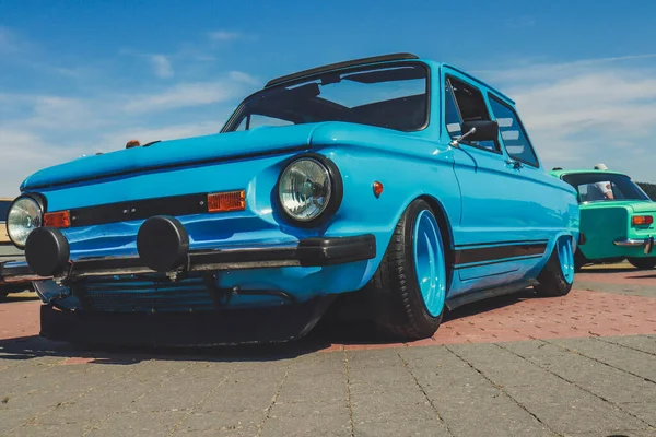 Cultura Tensão Carro Subestimado Azul Tuning Borracha Rodas Elegantes — Fotografia de Stock