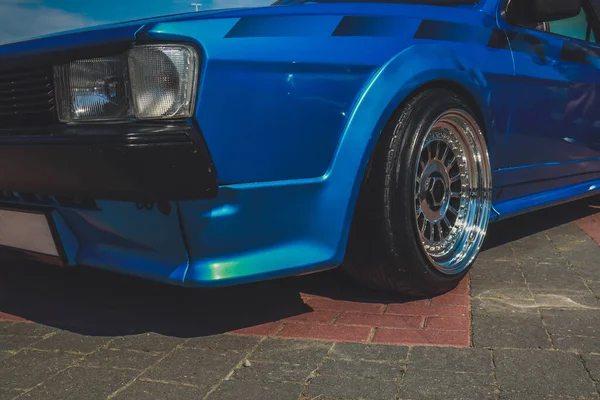 Στένς Κουλτούρα Μπλε Υποτιμημένο Αυτοκίνητο Συντονισμός Καουτσούκ Κομψούς Τροχούς — Φωτογραφία Αρχείου