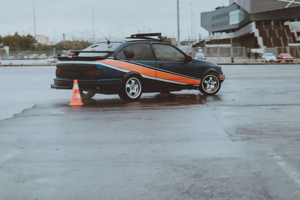 Samochody Dryfują Starym Parkingu Deszcz Dryfuje Szara Obróbka Zdjęć Atmosfera — Zdjęcie stockowe