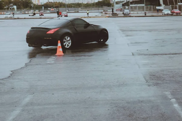 Samochody Dryfują Starym Parkingu Deszcz Dryfuje Szara Obróbka Zdjęć Atmosfera — Zdjęcie stockowe