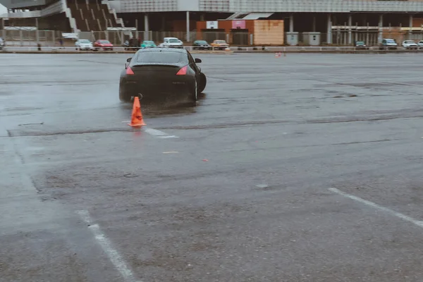 Carros Estão Deriva Velho Parque Estacionamento Chuva Deriva Processamento Fotos — Fotografia de Stock