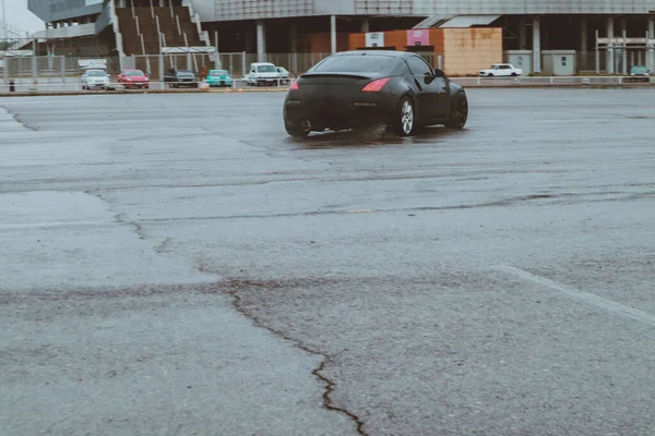 Auto Vanno Alla Deriva Nel Vecchio Parcheggio Deriva Dalla Pioggia — Foto Stock