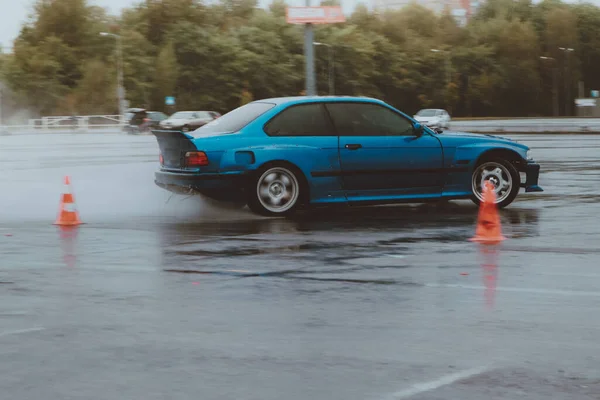 汽车在旧停车场里漂浮着 雨飘浮 灰色图片处理 城市里的赛跑 — 图库照片