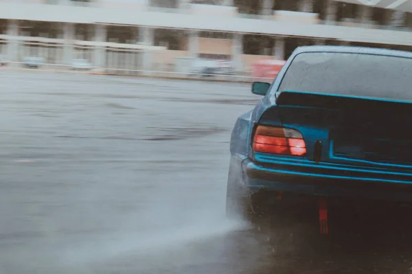 Samochody Dryfują Starym Parkingu Deszcz Dryfuje Szara Obróbka Zdjęć Atmosfera — Zdjęcie stockowe