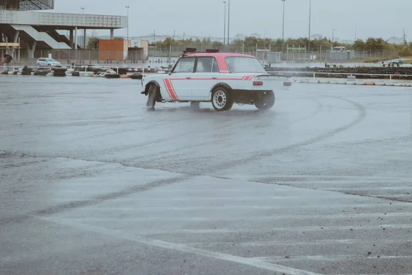 Auto Vanno Alla Deriva Nel Vecchio Parcheggio Deriva Dalla Pioggia — Foto Stock