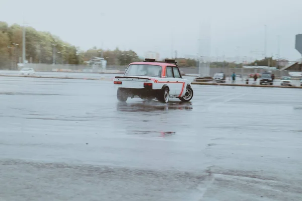 Los Coches Están Deriva Viejo Estacionamiento Deriva Lluvia Procesamiento Fotográfico —  Fotos de Stock