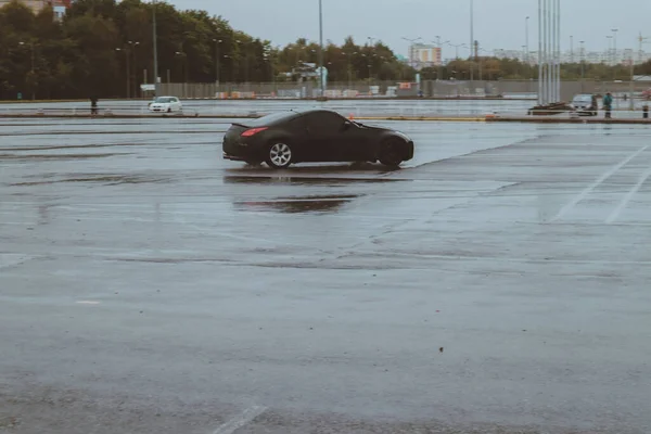 Autók Sodródnak Régi Parkolóban Eső Sodródás Szürke Fénykép Feldolgozás Hangulat — Stock Fotó