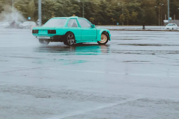 Samochody Dryfują Starym Parkingu Deszcz Dryfuje Szara Obróbka Zdjęć Atmosfera — Zdjęcie stockowe