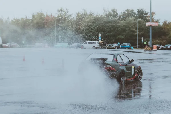 Mobil Mobil Yang Melayang Tempat Parkir Tua Penyatuan Hujan Pemrosesan — Stok Foto