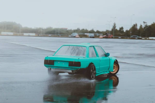 汽车在旧停车场里漂浮着 雨飘浮 灰色图片处理 城市里的赛跑 — 图库照片