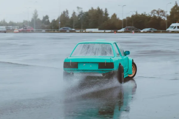 Samochody Dryfują Starym Parkingu Deszcz Dryfuje Szara Obróbka Zdjęć Atmosfera — Zdjęcie stockowe