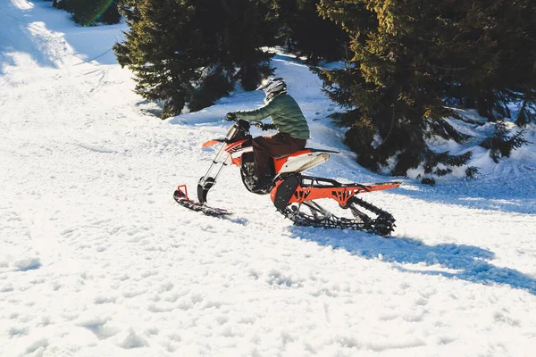 Cavaleiro Moto Neve Vale Montanha Neve Bonita Bicicleta Neve Com — Fotografia de Stock