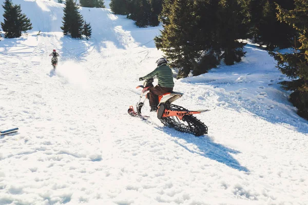 Snowbike Ryttare Bergsdalen Vacker Snö Pulver Snösmutscykel Med Stänk Och — Stockfoto