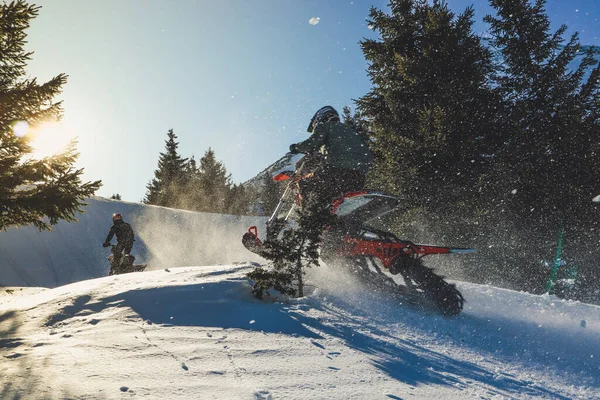 Cavaleiro Moto Neve Vale Montanha Neve Bonita Bicicleta Neve Com — Fotografia de Stock