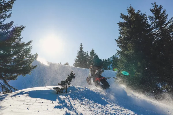 Cavaleiro Moto Neve Vale Montanha Neve Bonita Bicicleta Neve Com — Fotografia de Stock