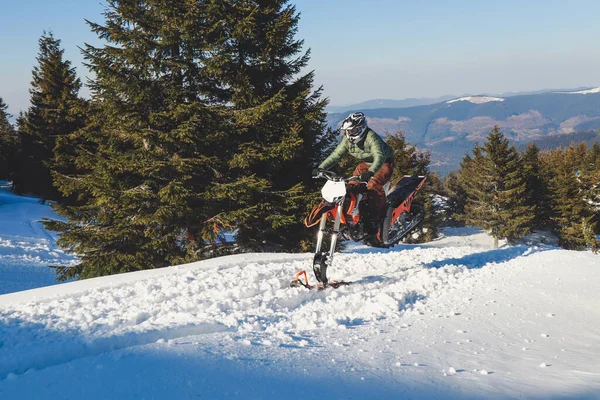 Cavaleiro Moto Neve Vale Montanha Neve Bonita Bicicleta Neve Com — Fotografia de Stock