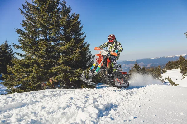 Snowbike Jinete Valle Montaña Polvo Nieve Hermosa Bicicleta Nieve Con — Foto de Stock
