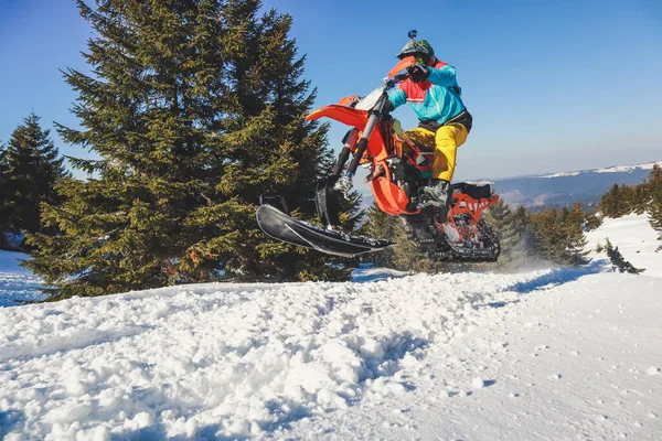 Cavaleiro Moto Neve Vale Montanha Neve Bonita Bicicleta Neve Com — Fotografia de Stock