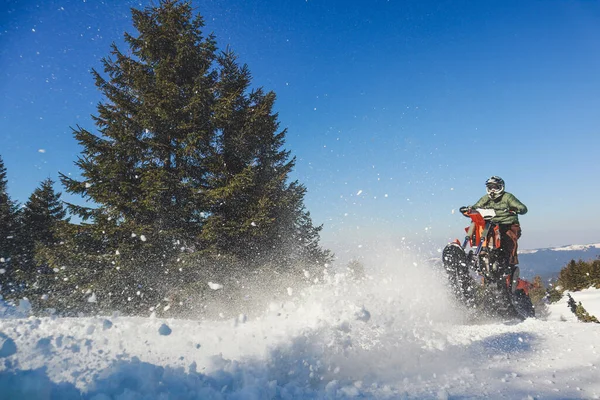 Snowbike Jinete Valle Montaña Polvo Nieve Hermosa Bicicleta Nieve Con — Foto de Stock