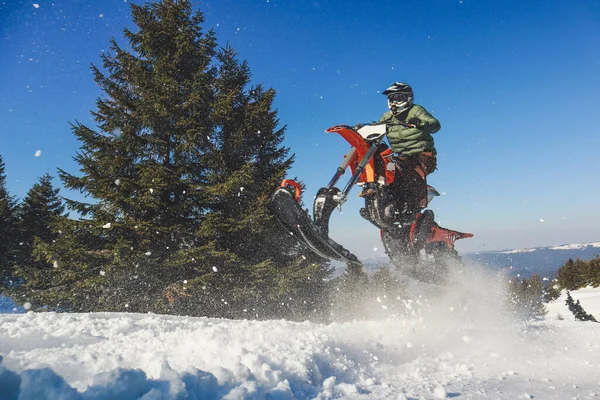 Cavaleiro Moto Neve Vale Montanha Neve Bonita Bicicleta Neve Com — Fotografia de Stock