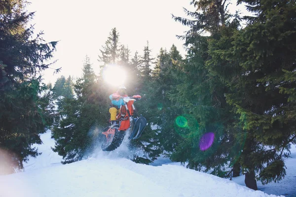 Snowbike Ryttare Bergsdalen Vacker Snö Pulver Snösmutscykel Med Stänk Och — Stockfoto