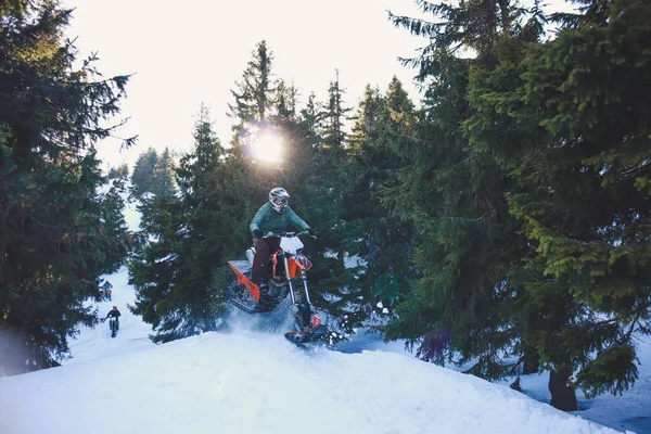 Dağ Vadisinde Kar Tozu Içinde Kar Motosikleti Sürücüsü Sıçrayan Bırakan — Stok fotoğraf