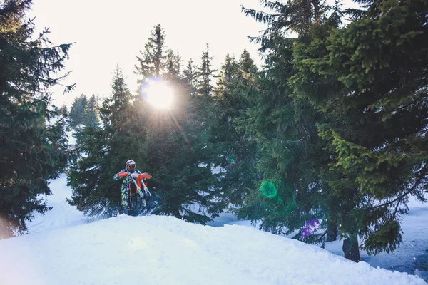 Cavaleiro Moto Neve Vale Montanha Neve Bonita Bicicleta Neve Com — Fotografia de Stock