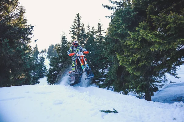 Jeździec Śnieżny Górskiej Dolinie Pięknym Śniegu Proszku Snowdirt Rower Plamy — Zdjęcie stockowe