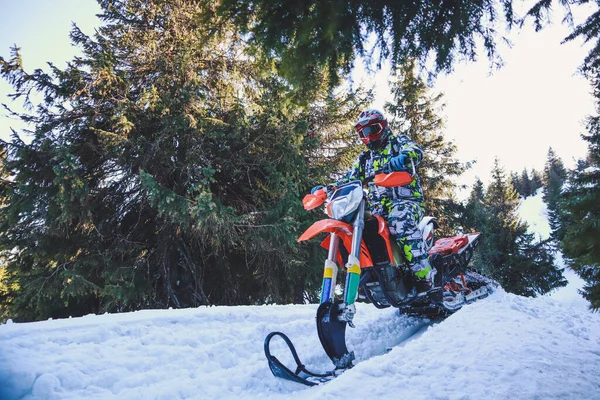 Dağ Vadisinde Kar Tozu Içinde Kar Motosikleti Sürücüsü Sıçrayan Bırakan — Stok fotoğraf