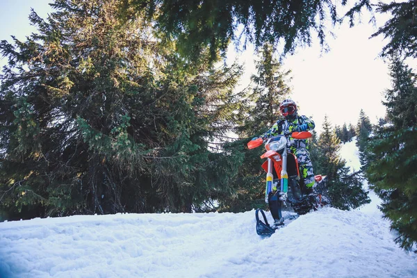 Snowbike Jinete Valle Montaña Polvo Nieve Hermosa Bicicleta Nieve Con — Foto de Stock