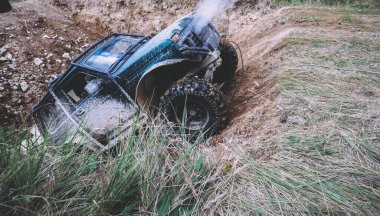 Bataklıktaki off-road arabası. Yarışmalar için yeniden tasarlanmış bir araba. Özel vagon. Büyük tekerlekler.