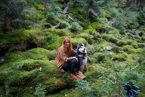 Ukrajinské Karpaty Dívka Kostkované Košili Turistickém Klobouku Cestuje Husky Pes — Stock fotografie