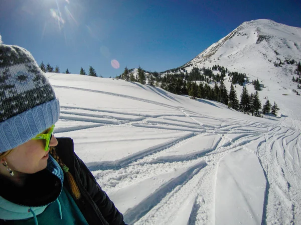 Kız Hoverla Yakınlarında Snowboard Kullanıyor Ukrayna Karpatlarında Freeride — Stok fotoğraf