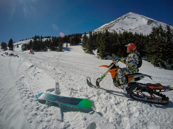 Muž Jezdí Sněžném Kole Horách Pohled Kamery Helmě Klipy Motorky — Stock fotografie