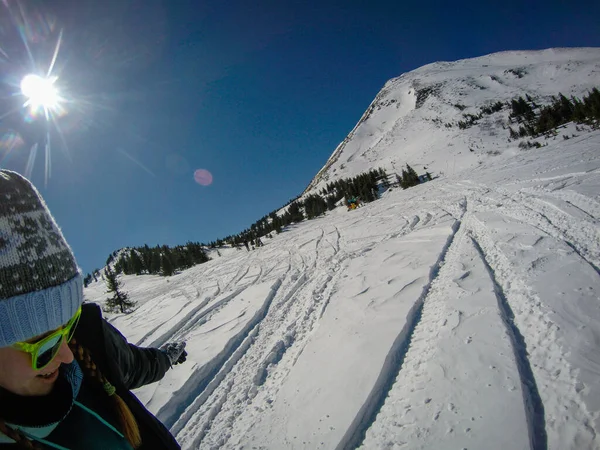 Menina Está Montando Snowboard Perto Hoverla Freeride Nos Cárpatos Ucranianos — Fotografia de Stock