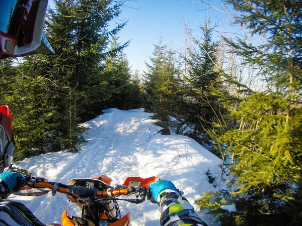 Man Åker Snöcykel Bergen Från Kameran Hjälmen Motorcykelklämmor Skog Vintern — Stockfoto