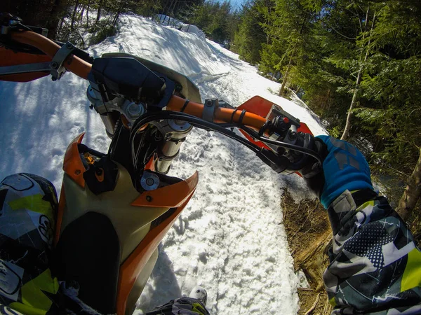 Homem Monta Uma Moto Neve Nas Montanhas Vista Câmara Capacete — Fotografia de Stock