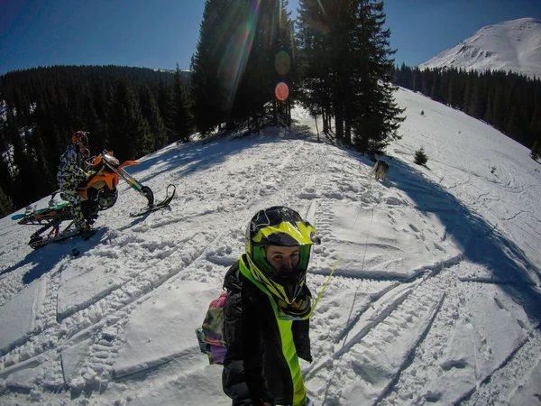 Menina Namorado Passeio Nas Montanhas Uma Moto Neve Cão Peludo — Fotografia de Stock