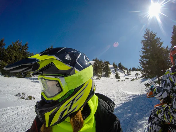 Dívka Motocyklové Helmě Horách Sníh Les — Stock fotografie