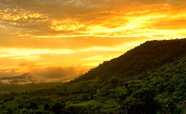 Puesta Sol Montaña Cielo Nubes Doradas Tailandia —  Fotos de Stock