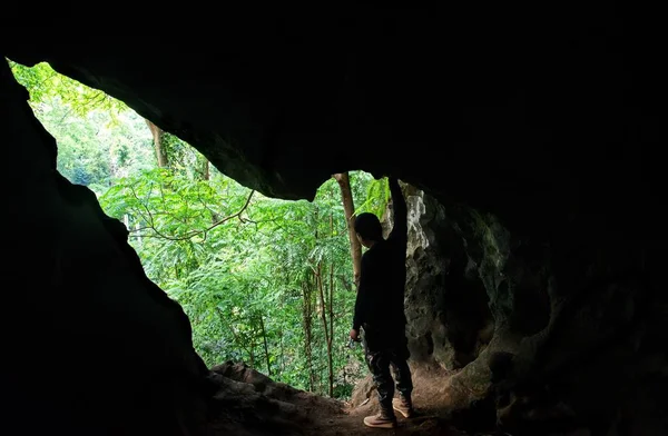 Άνθρωπος Στέκεται Αναζητούν Θέα Στο Δάσος Από Σπηλιά Εθνικό Πάρκο — Φωτογραφία Αρχείου