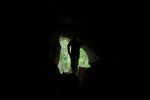 熱帯林と洞窟から男立っているビュー ナム奈緒国立公園 — ストック写真