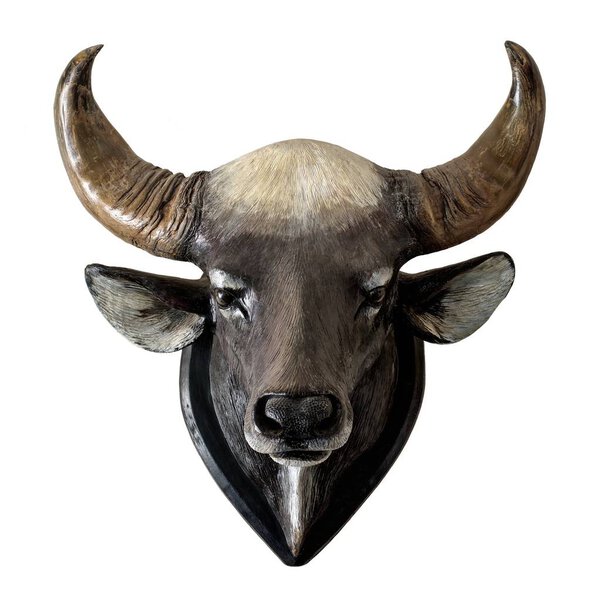 Статуя головы гаура изолированы на белом фоне
